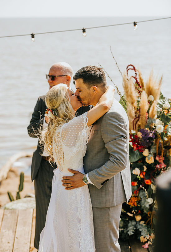 Noivos se beijam pela primeira vez no casamento – Shaiene & Tiago