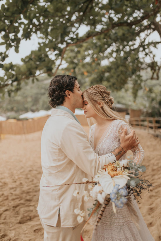 Casamento boho na praia de Ilhabela – Livia e Neto