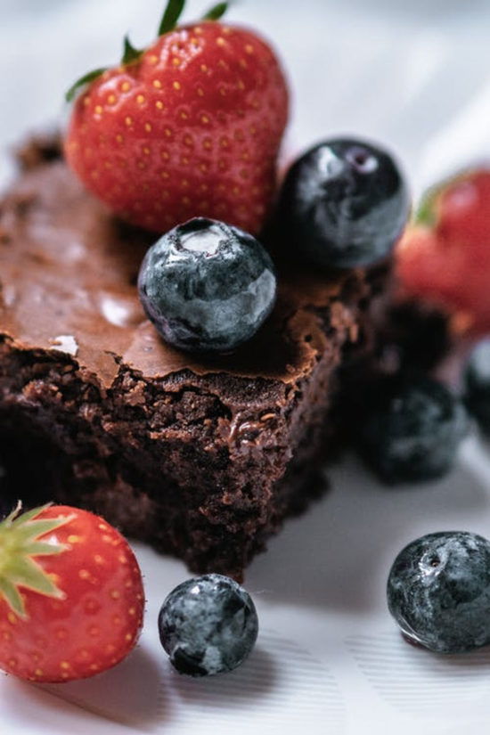 Nutricionista lista 6 benefícios do chocolate e ensina receita de Brownie low carb