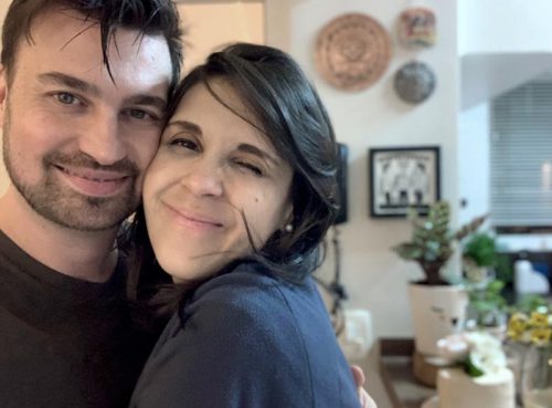 casal comemorando bodas de casamento em casa, com bolinho e café