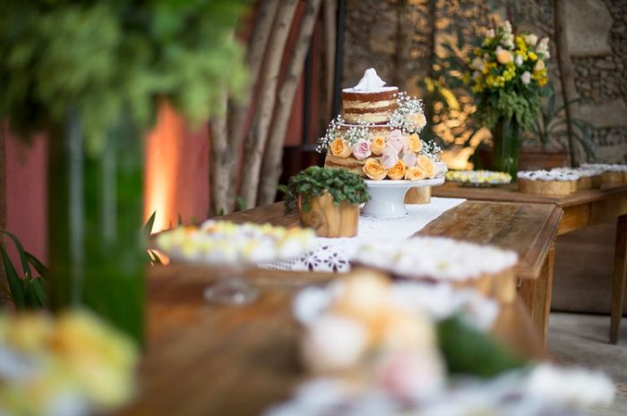 noivado intimista em restaurante - decoração de noivado, bolo e doces