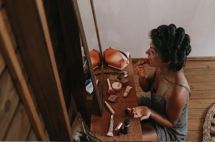 noiva fazendo a própria maquiagem de casamento