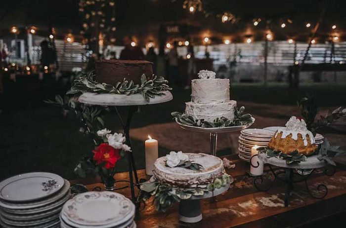 mesa de bolo de casamento feita pelos noivos e amigos - casamento DIY