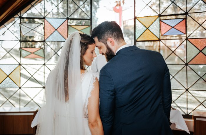 Alessandra e Felipe no altar durante troca de votos na Capela Nossa Senhora da Salette.