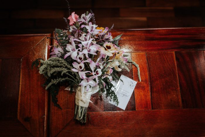 Detalhes do buquê de noiva para mini wedding católico em Curitiba.