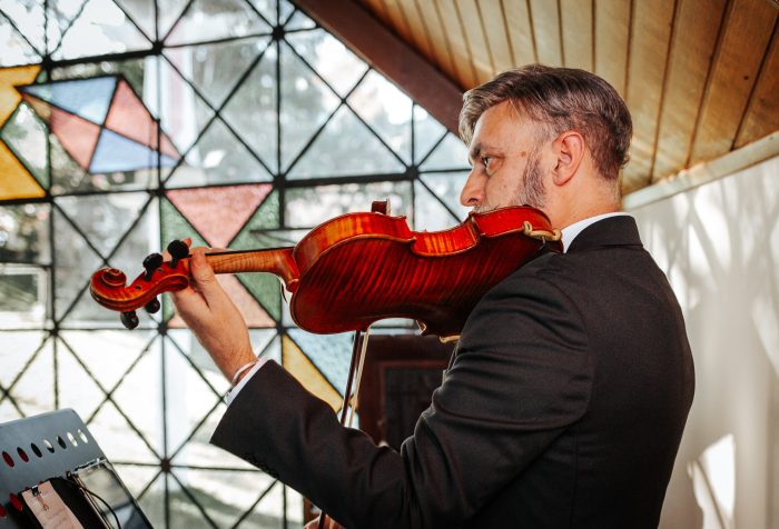 Violinista tocando na cerimônia de casamento intimista na Capela da Salette em Curitiba.