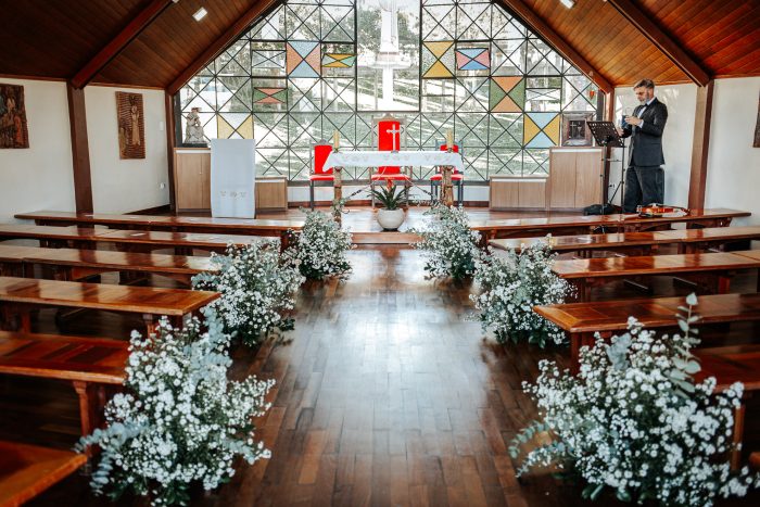 Decoração DIY com arranjos de flores na Capela da Salette para casamento intimista em Curitiba.