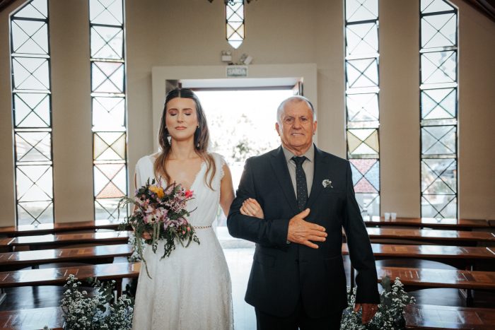 Entrada da noiva Alessandra na Capela Nossa Senhora da Salette em Curitiba.