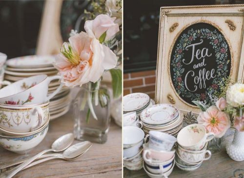 decoração de noivado vintage com xícaras, pires e chás