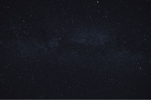 Céu noturno escuro repleto de estrelas brilhantes e constelações, ideal para ilustrar a busca por um presente de casamento original.
