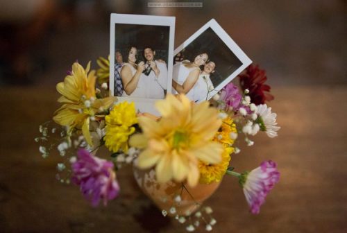 fotos dos noivos no arranjo floral da festa de noivado ou casamento