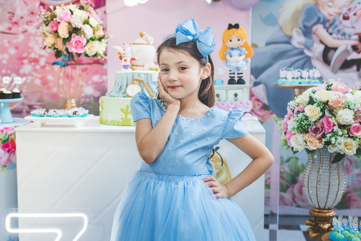 Alice posando para foto na sua festa infantil em Curitiba no tema Alice no País das Maravilhas