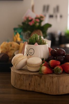 mesa posta para comemoração de bodas de casamento, em casa, simples