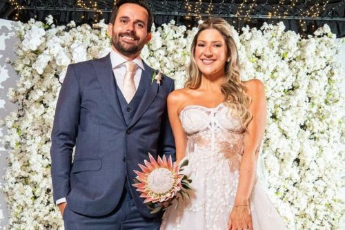 famosas usando buquê de uma flor só nos seus casamento - Dani Calabresa e sua protea.