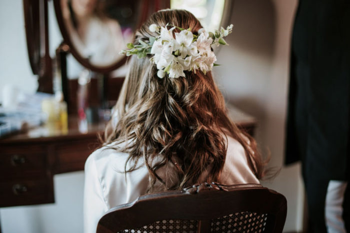 penteado de noiva semi preso com flores brancas