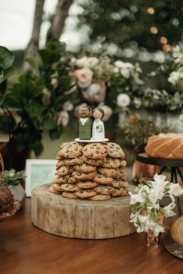 torre de cookies na mesa de doces da festa de casamento - dica para casamento econômico