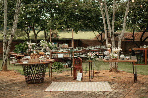 casamento rustico ao ar livre - decoração de mesa de doces com cookies, bolos caseiros