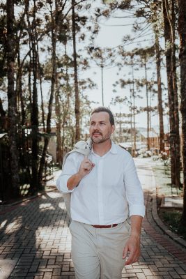 Traje do noivo em Curitiba - Daniel posando para ensaio pós wedding na Vinícola Araucaria