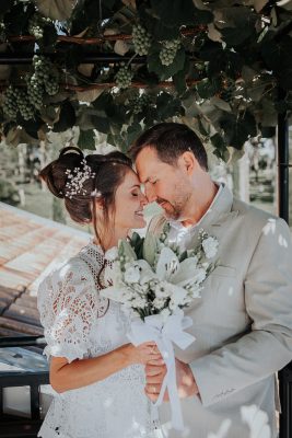 foto romântica do Casamento de Lori & Daniel na Vinícola Araucária /PR