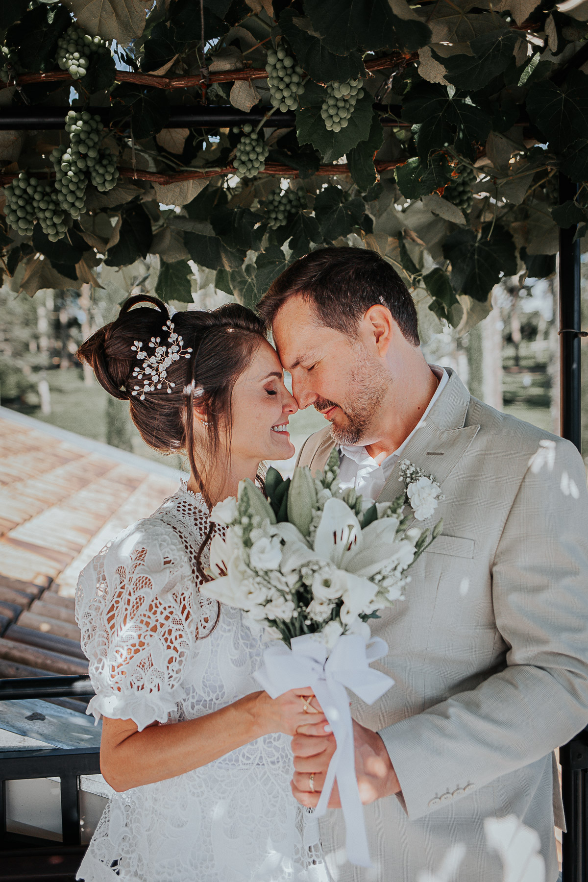 foto romântica do Casamento de Lori & Daniel na Vinícola Araucária /PR
