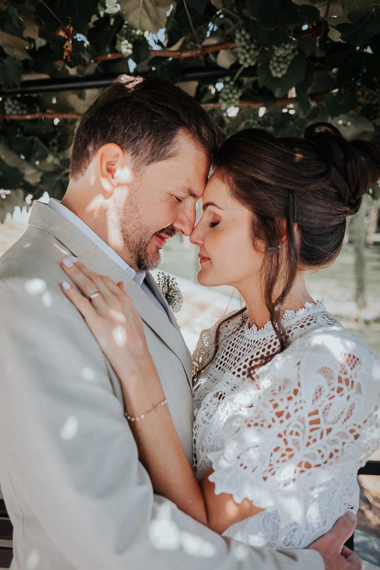 Fotografia de casamento Curitiba - Dos noivos Lori e Daniel em uma parreira de uva