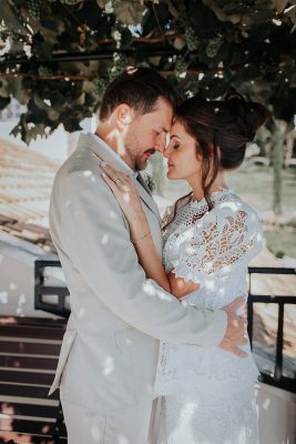 Casal apaixonado em um ensaio de casal na vinícola Araucária no Paraná.
