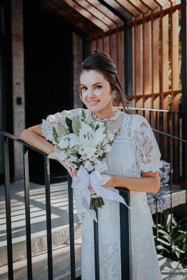 Noiva Curitiba com vestido de renda e buquê branco em casamento ao ar livre em Curitiba