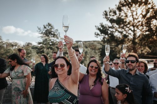 brinde dos noivos em Curitiba. Cerimônia de casamento ao ar livre