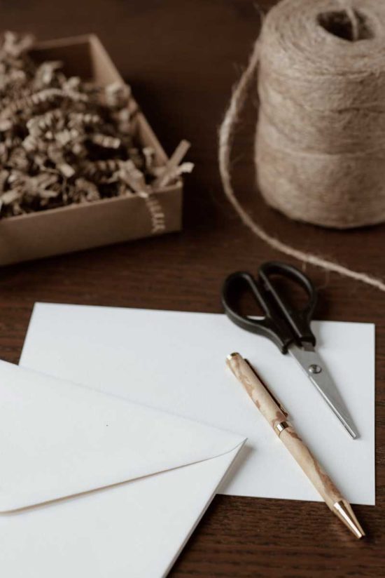 Diy: como fazer envelopes forrados para convite de casamento
