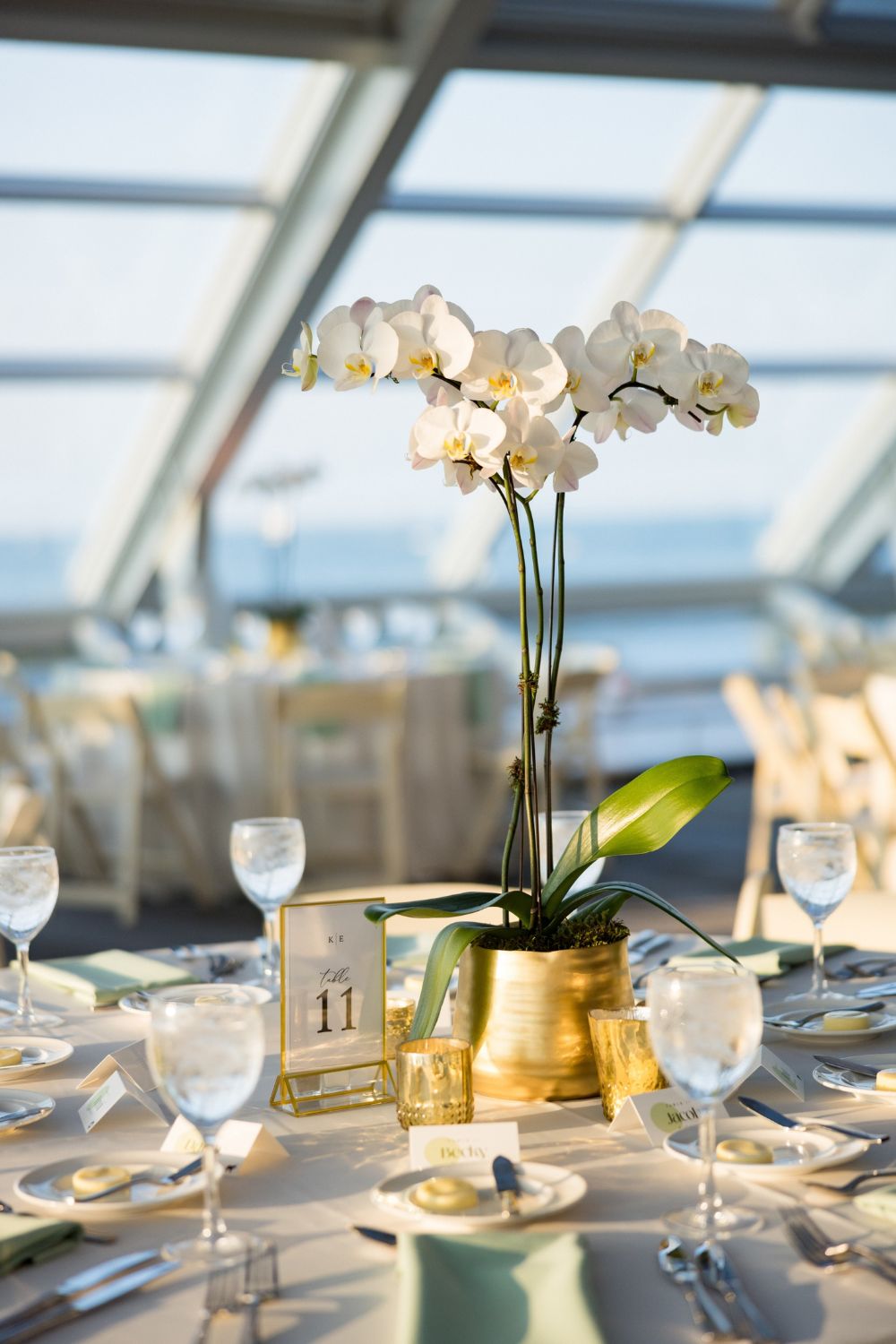 decoração de casamento com orquidea branca com detalhes em dourado