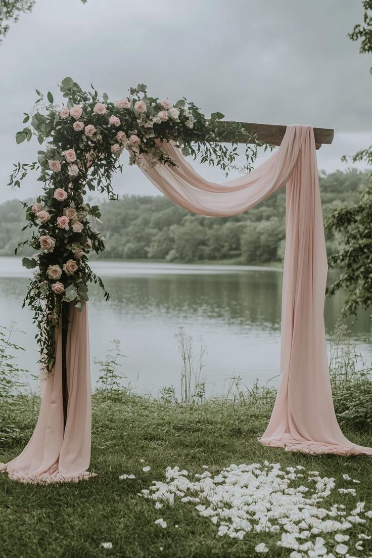 decoração de altar de casamento ao ar livre com rosas