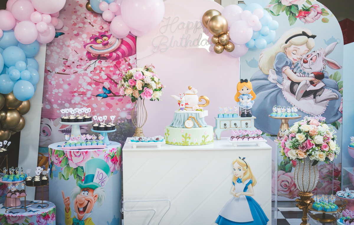 Decoração de festa infantil de menina no tema Alice no país das Maravilhas , em Curitiba