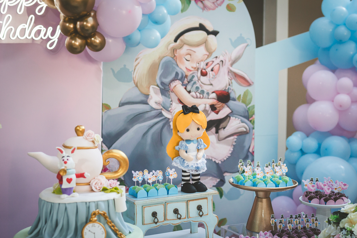 Fotografia de festa infantil em curitiba no tema alice no país das maravilhas