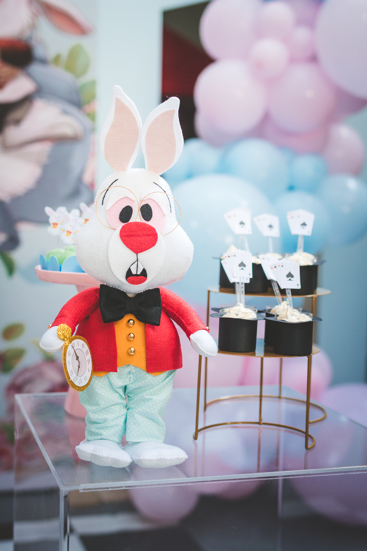 Coelho na decoração da festa infantil no tema Alice no país das maravilhas