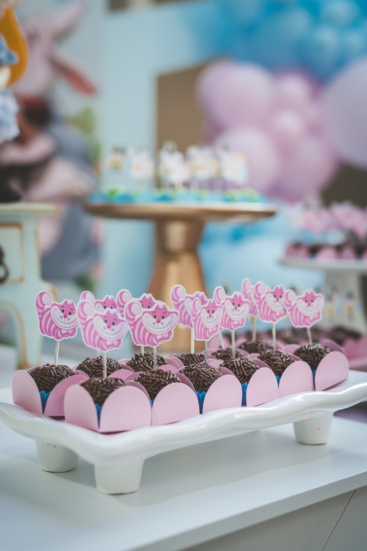 mesa de doces de festa infantil em curitiba no tema alice no país das maravilhas