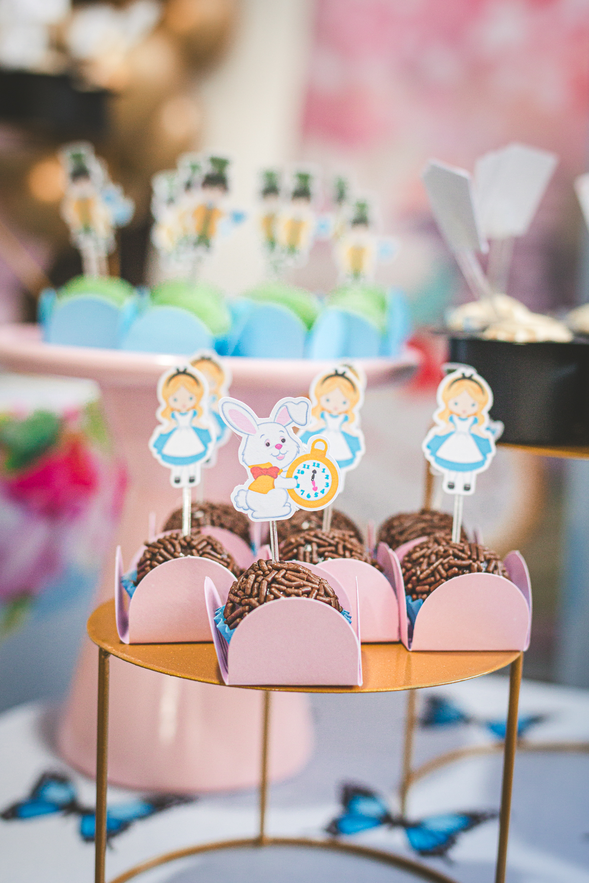 brigadeiro de festa infantil com topo de doce no tema Alice no país das maravilhas