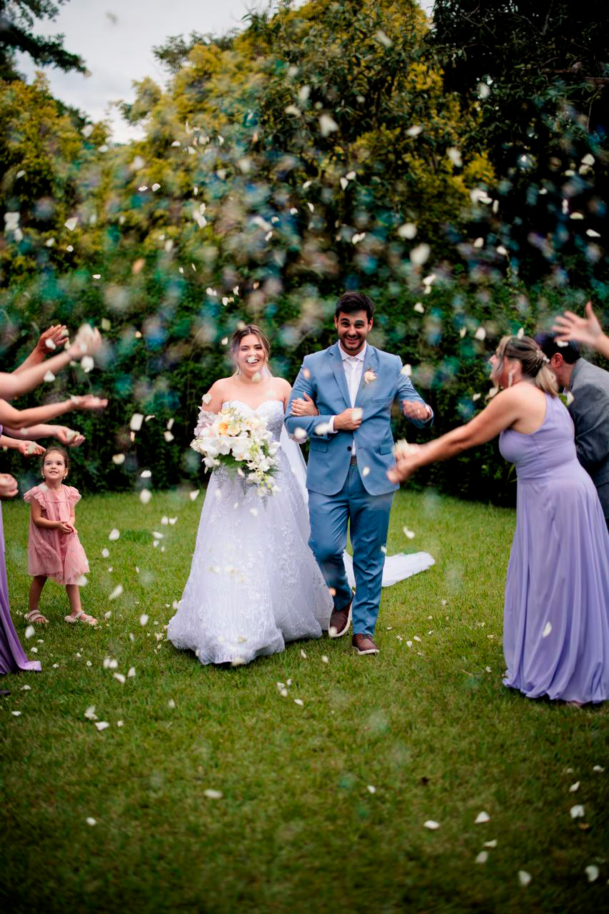 chuva de pétalas no final da cerimônia de casamento ao ar livre no Quinta Preciosa Semente em Indaiatuba