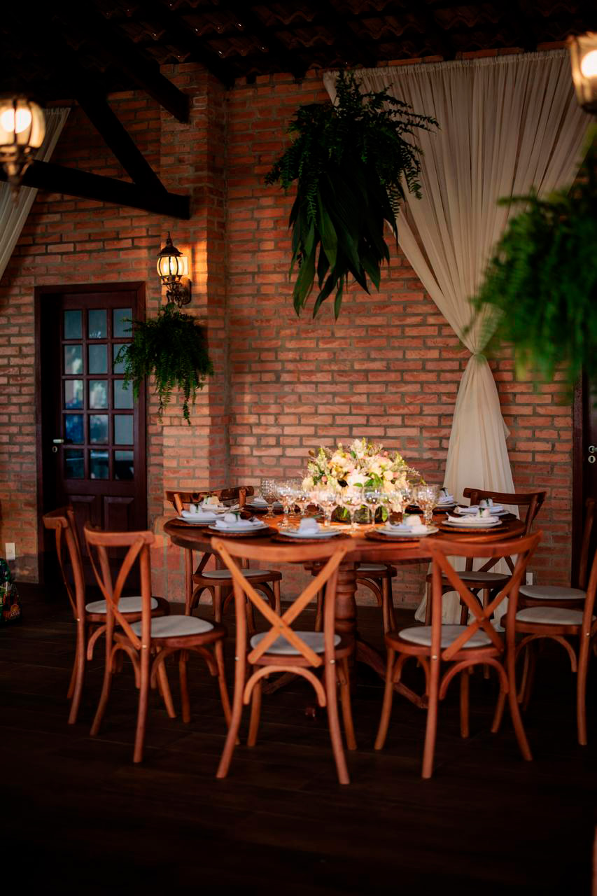 decoração de casamento rústica com flores brancas em espaço para casamento no interior - Indaiatuba