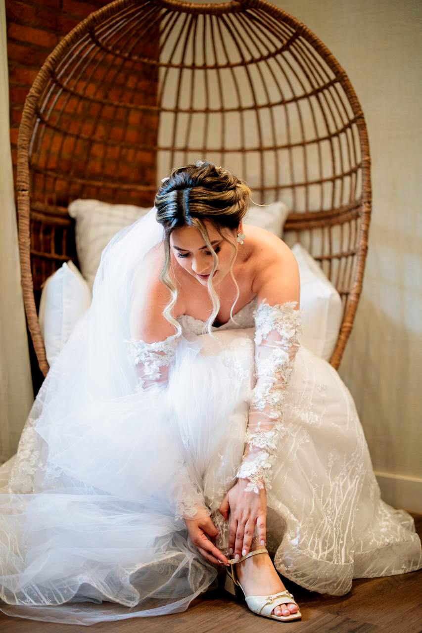 noiva calçando a sandália no seu making of em seu quarto privativo em um espaço para casamento no interior , em Indaiatuba