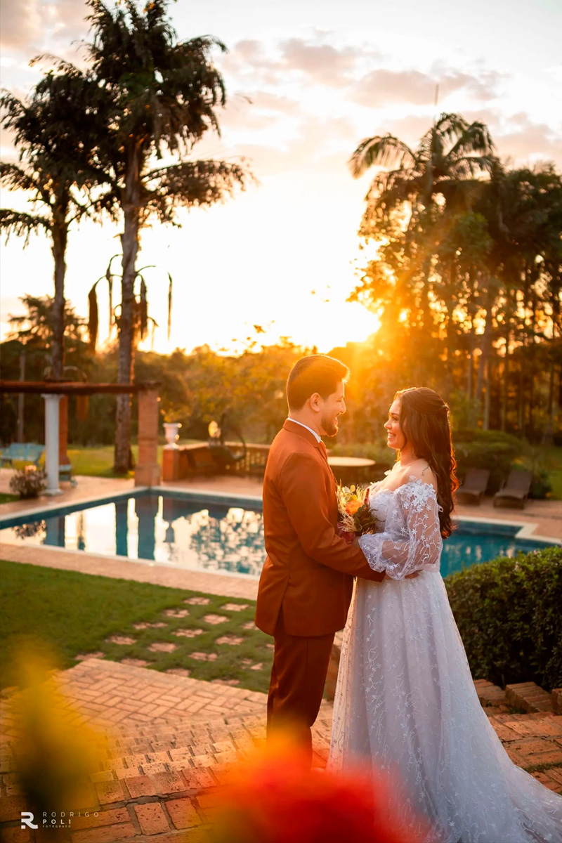 noivos ao por do sol em espaço para casamento no interior de São Paulo, chamado Quinta Preciosa Semente