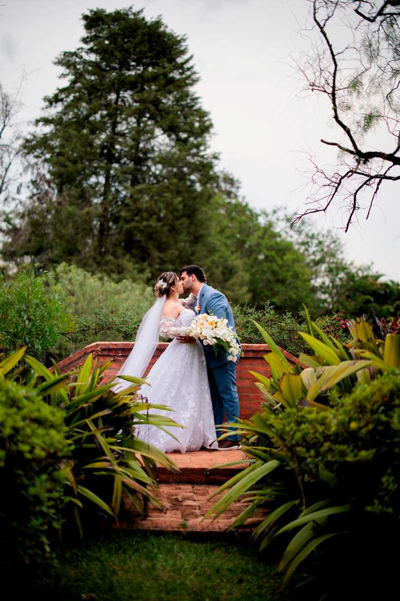 Noivos se beijando no final da cerimônia de casamento em espaço para casamento no interior , em Indaiatuba