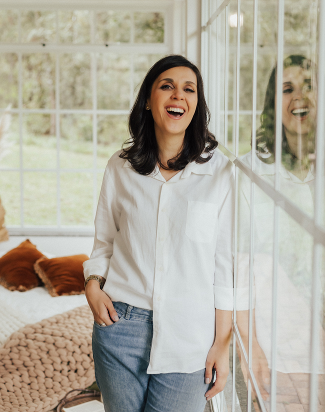 Para a sua foto de perfil nessa seção, o Alt Text deve ser estratégico: ele precisa dizer ao Google quem você é (autoridade) e o que você faz (nicho), sem parecer um robô. Aqui estão três opções, dependendo de como você está na foto: Opção 1: Focada em Autoridade (A melhor para o seu SEO) Use esta se a foto for um retrato profissional seu. Alt Text: Rubia Rocha, fundadora do Blog do Casamento e fotógrafa especialista em Mini Weddings.