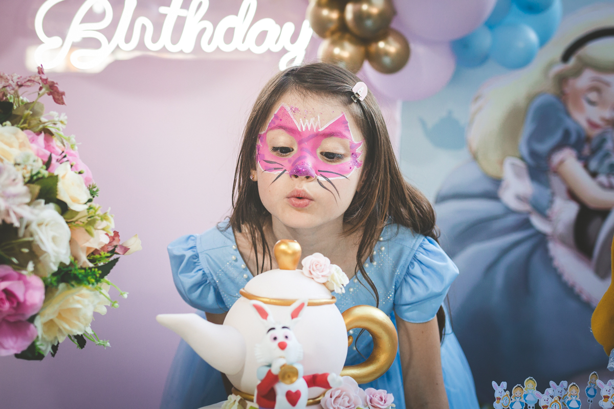 Fotógrafa de festa infantil em Curitiba - Alice 7 anos soprando a vela - fotografia documental