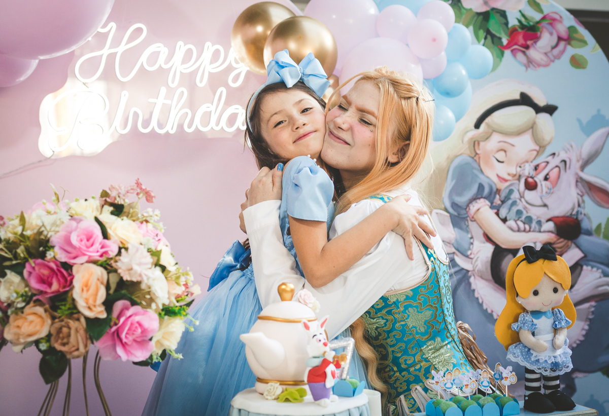 Fotografia de aniversário infantil - abraço apertado de mãe e filha