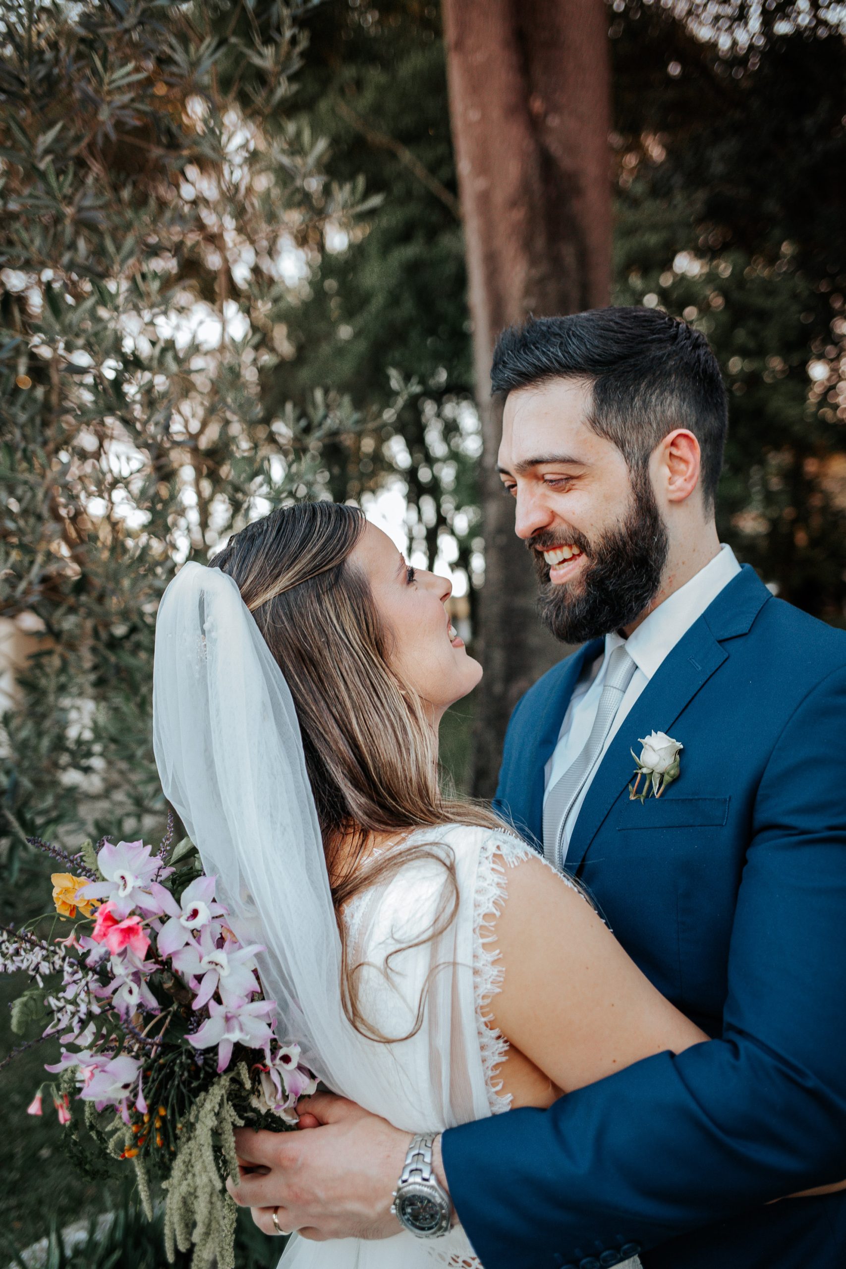 noivos posando para fotos logo após a celebração de casamento religioso na Capela Nossa Senhora da Salette em Curitiba