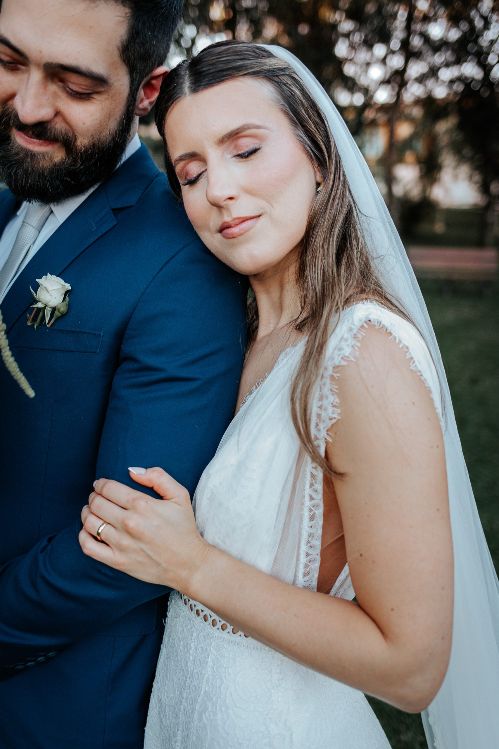 noiva de olhos fechado em fotografia romântica de casamento em Curitiba