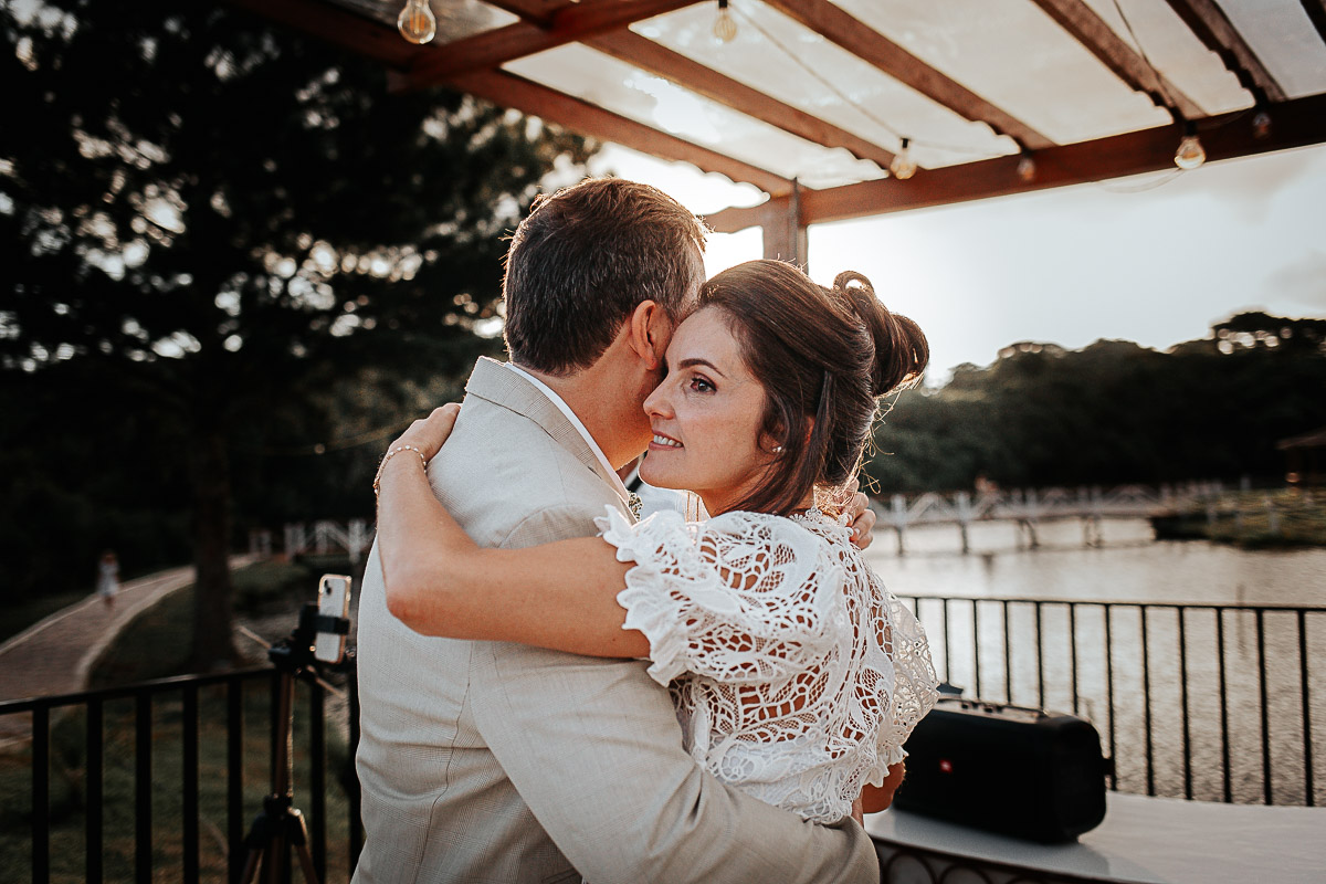 cerimônia de casamento ao ar livre em Curitiba - noivos no pôr do sol