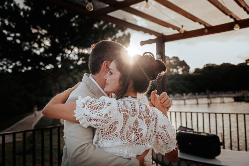 noivos em festa de casamento no por do sol em Curitiba (Golden Hour) 
