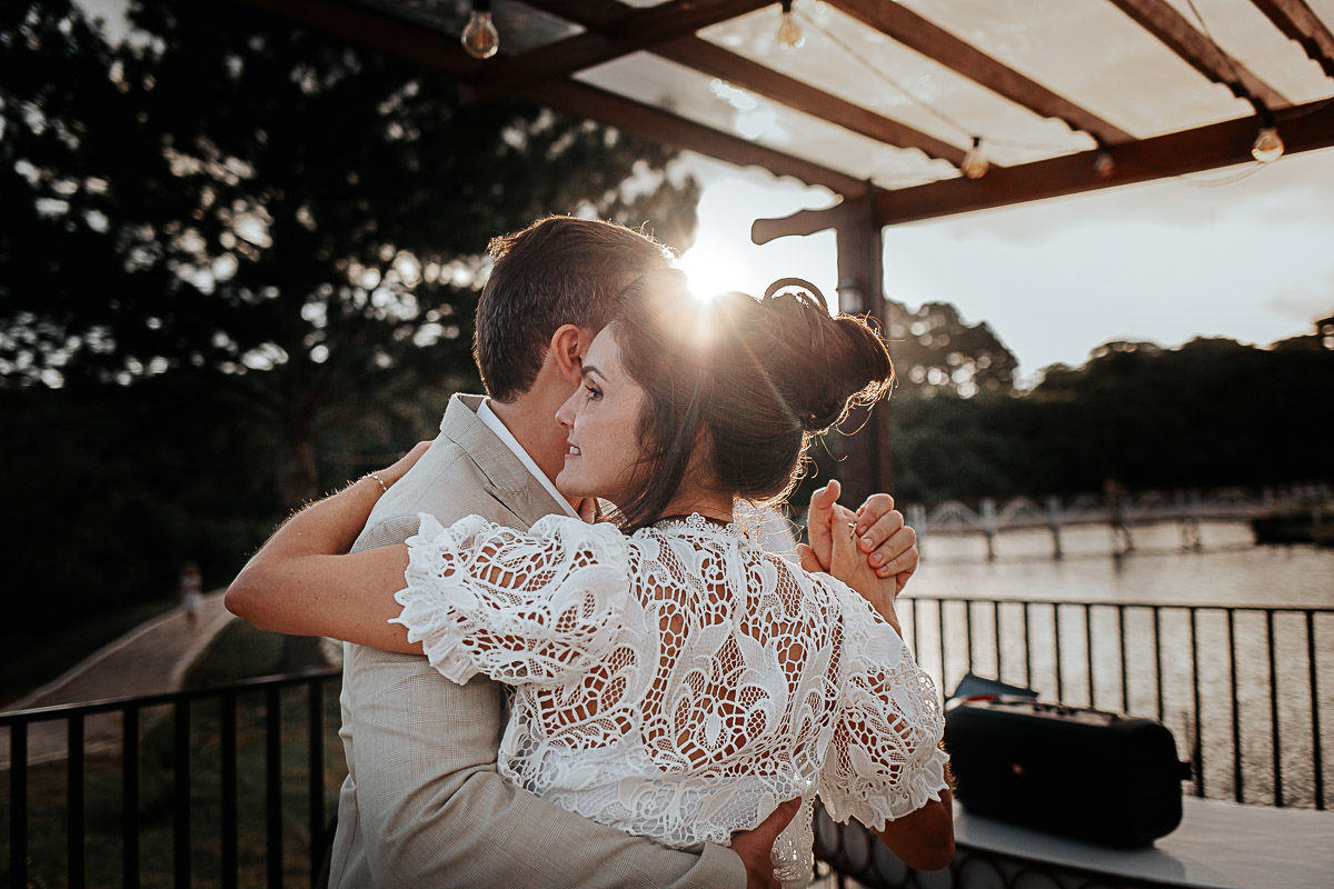 noivos em festa de casamento no por do sol em Curitiba (Golden Hour)