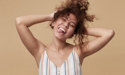 8 costumes que podem causar frizz nos cabelos